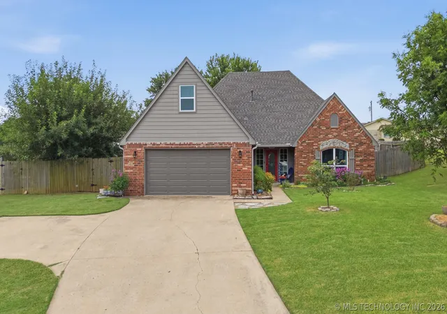 Photo 2 of Sale Pending at 8012 W Cottonwood Ave, Claremore, OK 74019 | MLS# 2633645 | Listing updated on 2026-09-14