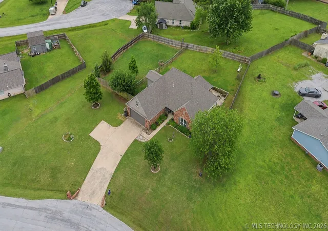 Photo 3 of Sale Pending at 8012 W Cottonwood Ave, Claremore, OK 74019 | MLS# 2633645 | Listing updated on 2026-09-14