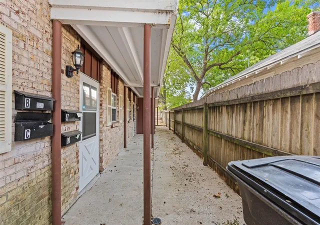 Photo 2 of House for sale at 425 S Seneca, Bartlesville, OK 74003 | MLS# 2632222 | Listing updated on 2026-09-13