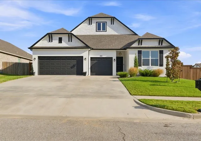 Photo 1 of Single family home for sale at 808 E Edgewater Pl, Broken Arrow, OK 74012 | MLS# 2633636 | Listing updated on 2026-09-12