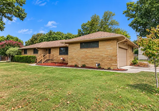 Photo 2 of Single family home for sale at 2009 Parkview Dr, Okmulgee, OK 74447 | MLS# 2633742 | Listing updated on 2026-09-12