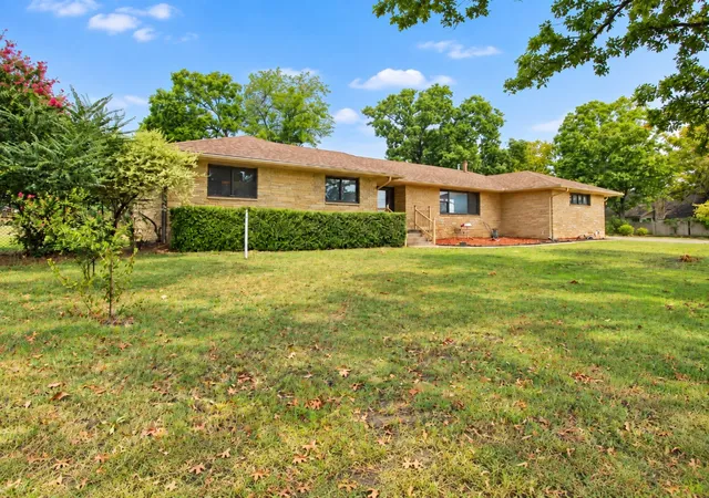 Photo 2 of Single family home for sale at 2009 Parkview Dr, Okmulgee, OK 74447 | MLS# 2633742 | Listing updated on 2026-09-12