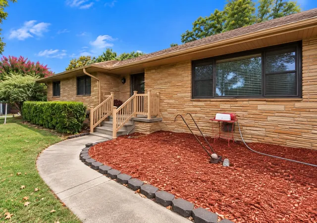 Photo 3 of Single family home for sale at 2009 Parkview Dr, Okmulgee, OK 74447 | MLS# 2633742 | Listing updated on 2026-09-12
