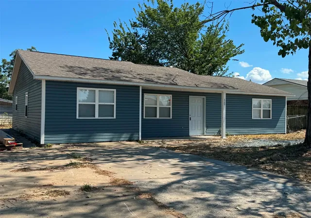 Photo 2 of Single family home for sale at 2106 N Hickory St, Mc Alester, OK 74501 | MLS# 2633746 | Listing updated on 2026-09-12