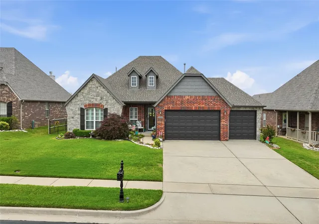 Photo 3 of Sale Pending at 9306 E 91st Street N, Owasso, OK 74055 | MLS# 2633754 | Listing updated on 2026-09-12