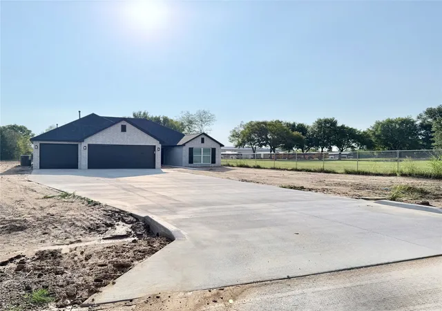 Photo 3 of Single family home for sale at 9937 N Osage Dr, Sperry, OK 74073 | MLS# 2633745 | Listing updated on 2026-09-13