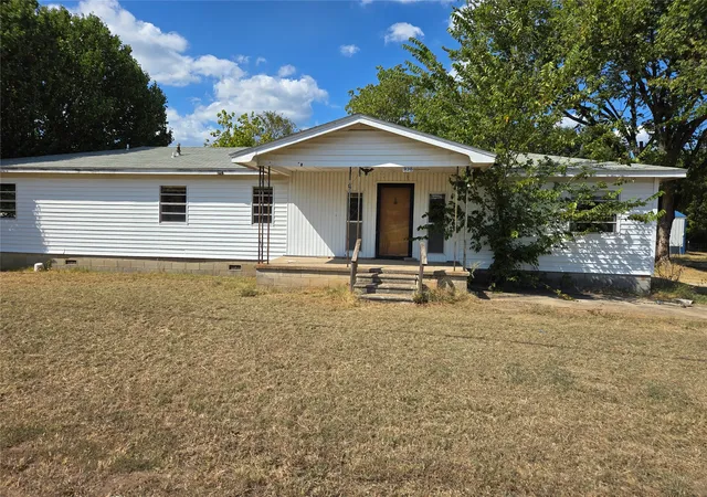 Photo 3 of Single family home for sale at 320 5th, Ada, OK 74820 | MLS# 2633767 | Listing updated on 2026-09-24