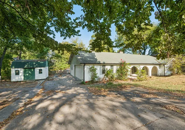 Photo 3 of Sale Pending at 913 Sandstone Ave, Bartlesville, OK 74006 | MLS# 2633681 | Listing updated on 2026-09-17