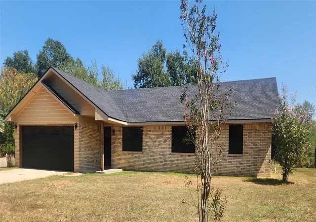 Photo 2 of Single family home for sale at 682 N Hickory St, Atoka, OK 74525 | MLS# 2633776 | Listing updated on 2026-09-12