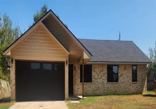 Photo 3 of Single family home for sale at 682 N Hickory St, Atoka, OK 74525 | MLS# 2633776 | Listing updated on 2026-09-12