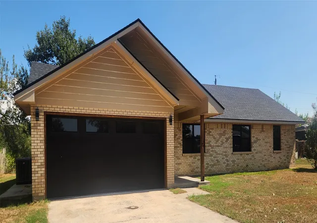 Photo 4 of Single family home for sale at 682 N Hickory St, Atoka, OK 74525 | MLS# 2633776 | Listing updated on 2026-09-12
