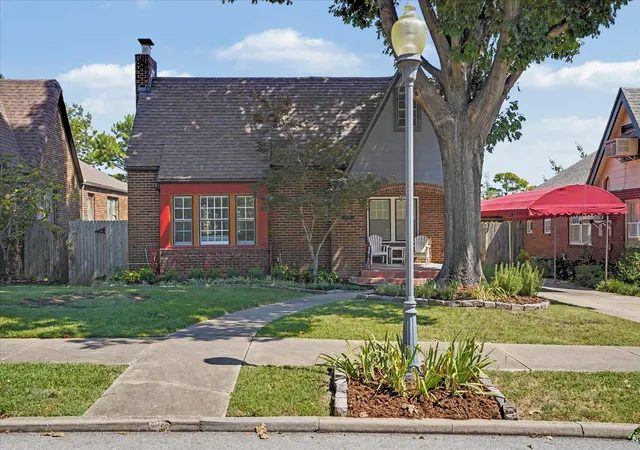 Photo 2 of Single family home for sale at 1555 S Gillette Ave, Tulsa, OK 74104 | MLS# 2633223 | Listing updated on 2026-09-22