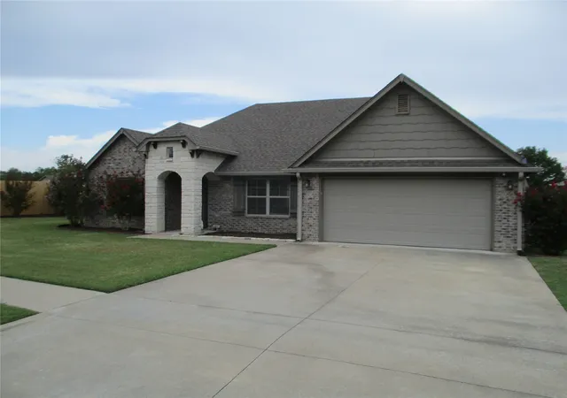 Photo 3 of Sale Pending at 1008 Midway Rd, Claremore, OK 74019 | MLS# 2633797 | Listing updated on 2026-10-01