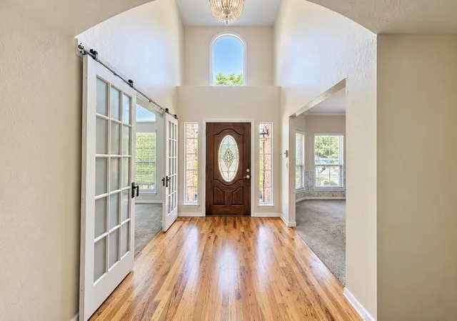 Photo 3 of Single family home for sale at 812 N Butternut Ave, Broken Arrow, OK 74012 | MLS# 2633815 | Listing updated on 2026-09-14
