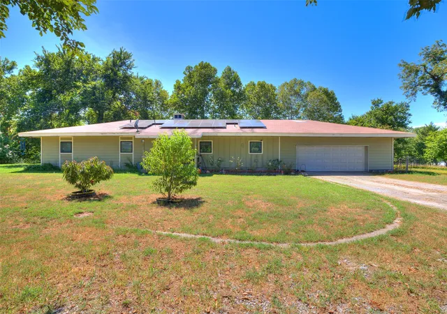 Single family home for sale at 82 Buck Crk Trl, Bartlesville, OK 74003 | MLS# 2633803