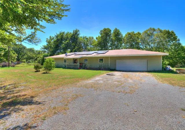 Photo 2 of Single family home for sale at 82 Buck Crk Trl, Bartlesville, OK 74003 | MLS# 2633803 | Listing updated on 2026-09-14
