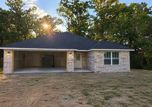 Photo 1 of Single family home for sale at 1000 S Hugo St, Muldrow, OK 74948 | MLS# 2633755 | Listing updated on 2026-09-14