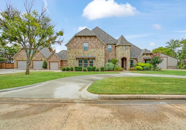 Photo 3 of Single family home for sale at 3307 Castle Ct, Durant, OK 74701 | MLS# 2633847 | Listing updated on 2026-09-14