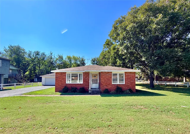 Photo 2 of Sale Pending at 1121 W 4th Street, Tahlequah, OK 74464 | MLS# 2633445 | Listing updated on 2026-10-05