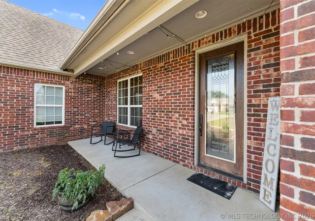Photo 3 of Single family home for sale at 18912 Spring Crk Ln, Claremore, OK 74017 | MLS# 2633872 | Listing updated on 2026-10-07