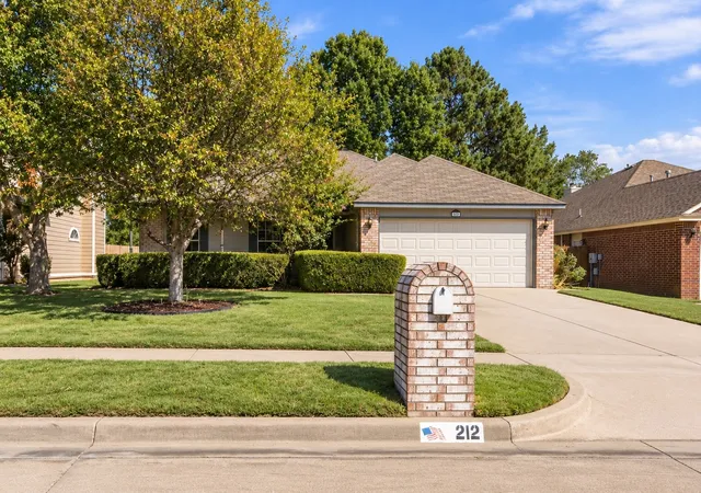 Photo 1 of Single family home for sale at 212 E Kansas St, Broken Arrow, OK 74012 | MLS# 2634013 | Listing updated on 2026-10-21