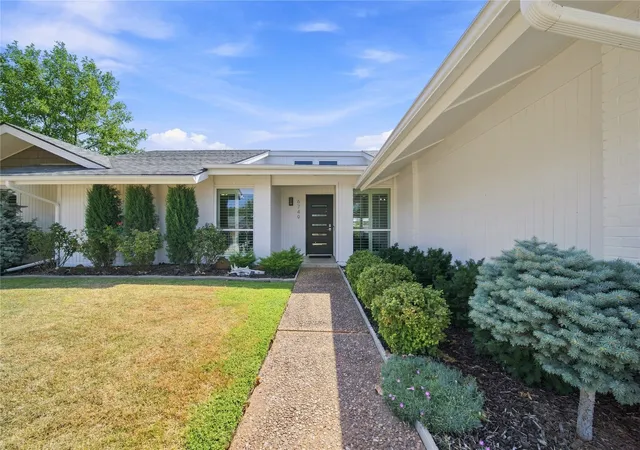 Photo 1 of Single family home for sale at 6749 S Oswego Ave, Tulsa, OK 74136 | MLS# 2629780 | Listing updated on 2026-10-20