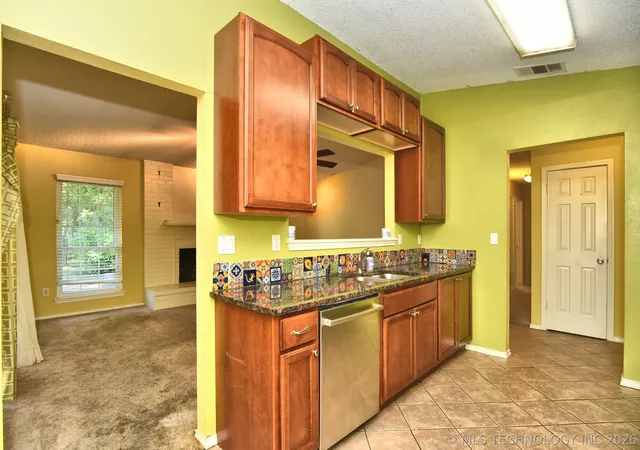 Photo 3 of Single family home for sale at 5605 S Juniper Ave, Broken Arrow, OK 74011 | MLS# 2634526 | Listing updated on 2026-10-21