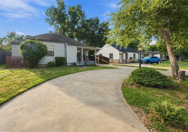 Photo 3 of Single family home for sale at 2127 S Oswego Ave, Tulsa, OK 74114 | MLS# 2634877 | Listing updated on 2026-10-21