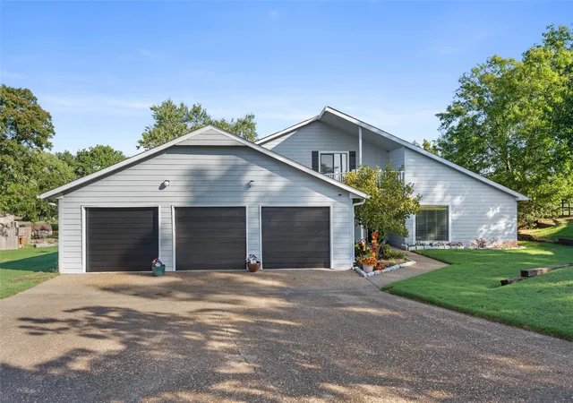 Photo 1 of Single family home for sale at 201 Clear Ridge Ct, Bartlesville, OK 74006 | MLS# 2634516 | Listing updated on 2026-10-22