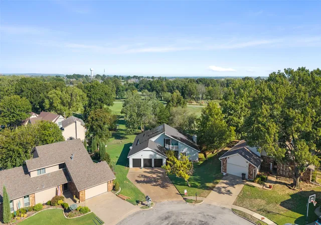 Photo 2 of Single family home for sale at 201 Clear Ridge Ct, Bartlesville, OK 74006 | MLS# 2634516 | Listing updated on 2026-10-22