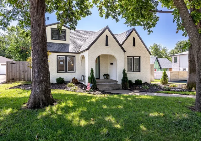 Single family home for sale at 1547 S Columbia Pl, Tulsa, OK 74104 | MLS# 2635733