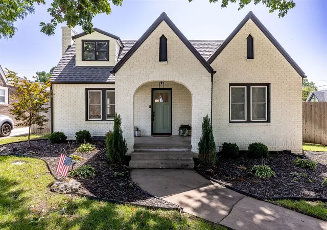 Photo 2 of Single family home for sale at 1547 S Columbia Pl, Tulsa, OK 74104 | MLS# 2635733 | Listing updated on 2026-10-20