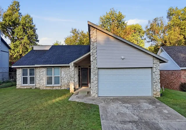 Photo 2 of Sale Pending at 2612 S Chestnut Ave, Broken Arrow, OK 74012 | MLS# 2636387 | Listing updated on 2026-10-22