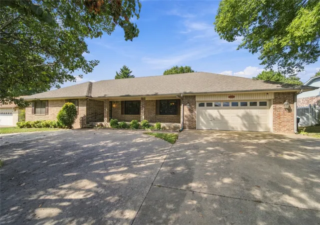 Photo 2 of Single family home for sale at 604 Chapman Ave, Tahlequah, OK 74464 | MLS# 2636681 | Listing updated on 2026-10-21