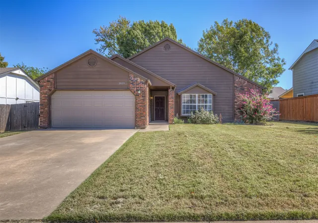 Photo 1 of Single family home for sale at 1819 S Gardenia Pl, Broken Arrow, OK 74012 | MLS# 2637002 | Listing updated on 2026-10-22