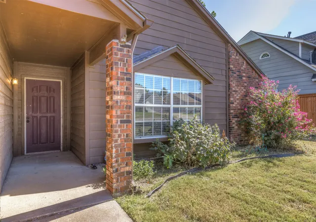 Photo 2 of Single family home for sale at 1819 S Gardenia Pl, Broken Arrow, OK 74012 | MLS# 2637002 | Listing updated on 2026-10-22