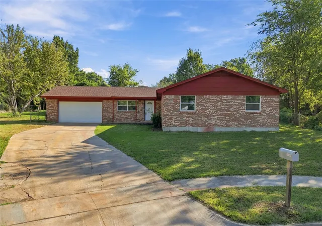 Single family home for sale at 12135 E 32nd Place, Tulsa, OK 74146 | MLS# 2637365