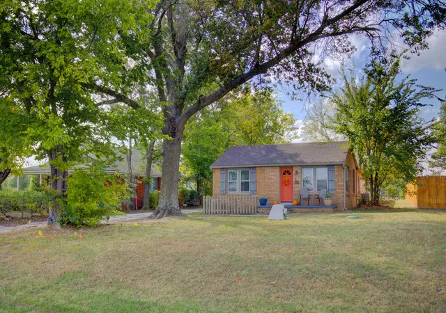 Photo 1 of Sale Pending at 8930 S Union Ave, Tulsa, OK 74132 | MLS# 2637516 | Listing updated on 2026-10-21