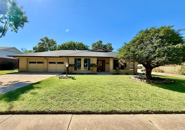 Single family home for sale at 7204 E 55th Place, Tulsa, OK 74145 | MLS# 2637528