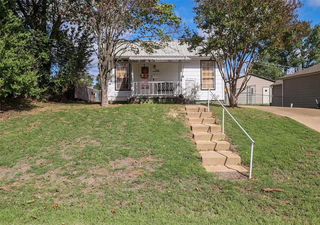 Photo 1 of Single family home for sale at 424 Rock Ave, Eufaula, OK 74432 | MLS# 2637796 | Listing updated on 2026-10-22