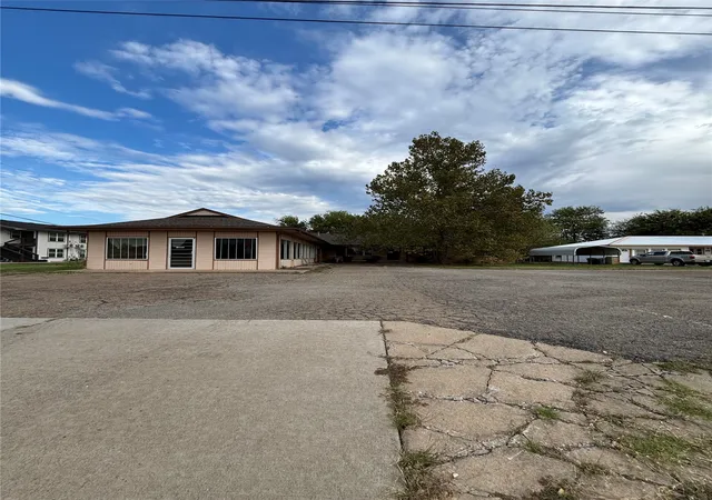 Single family home for sale at 418 W Rogers Blvd, Skiatook, OK 74070 | MLS# 2637859