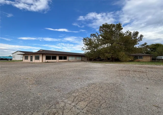 Photo 2 of Single family home for sale at 418 W Rogers Blvd, Skiatook, OK 74070 | MLS# 2637859 | Listing updated on 2026-10-20