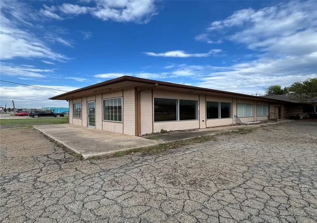 Photo 3 of Single family home for sale at 418 W Rogers Blvd, Skiatook, OK 74070 | MLS# 2637859 | Listing updated on 2026-10-20