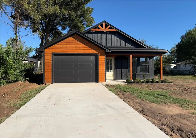 Single family home for sale at 1136 E 5th Street, Cushing, OK 74023 | MLS# 2637987