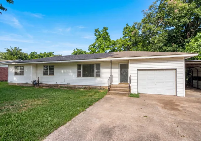 Photo 1 of Single family home for sale at 405 4th Avenue, Warner, OK 74469 | MLS# 2637925 | Listing updated on 2026-10-21