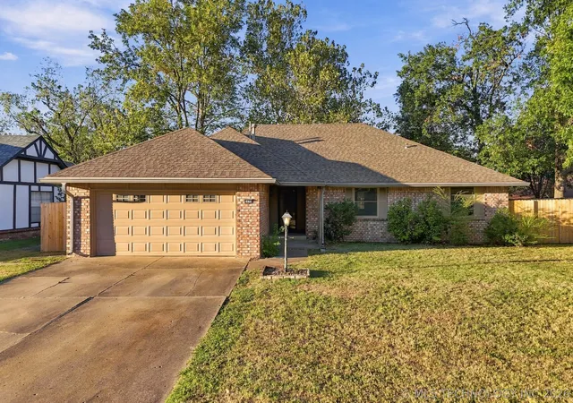 Photo 1 of Single family home for sale at 2608 Detroit St, Broken Arrow, OK 74012 | MLS# 2638123 | Listing updated on 2026-10-21