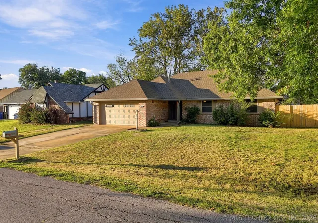 Photo 2 of Single family home for sale at 2608 Detroit St, Broken Arrow, OK 74012 | MLS# 2638123 | Listing updated on 2026-10-21