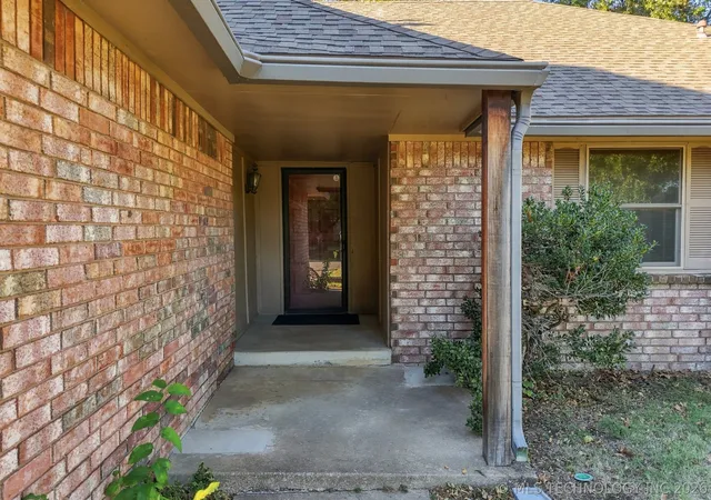 Photo 3 of Single family home for sale at 2608 Detroit St, Broken Arrow, OK 74012 | MLS# 2638123 | Listing updated on 2026-10-21