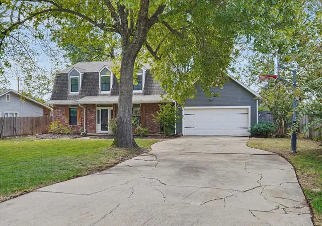 Photo 3 of Single family home for sale at 707 W Utica St, Broken Arrow, OK 74011 | MLS# 2638106 | Listing updated on 2026-10-22