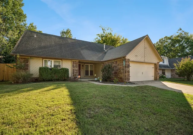 Photo 2 of Single family home for sale at 2613 W Toledo St, Broken Arrow, OK 74012 | MLS# 2637977 | Listing updated on 2026-10-21